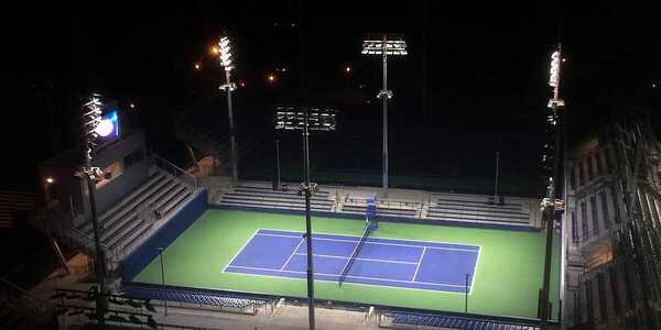 Cần lắp đặt hệ thống chiếu sáng đạt chuẩn để chơi tennis vào ban đêm