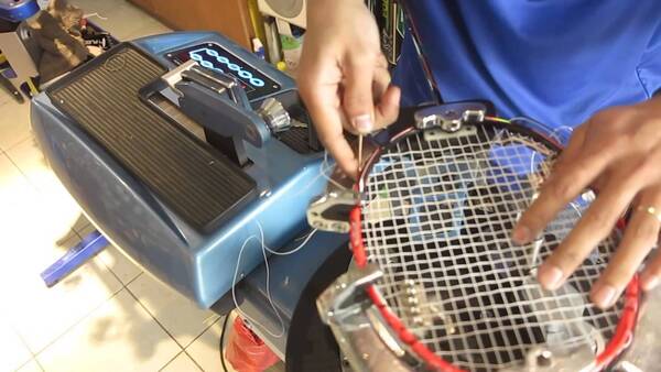 Giá căng vợt cầu lông phụ thuộc vào tay nghề của kỹ thuật viên