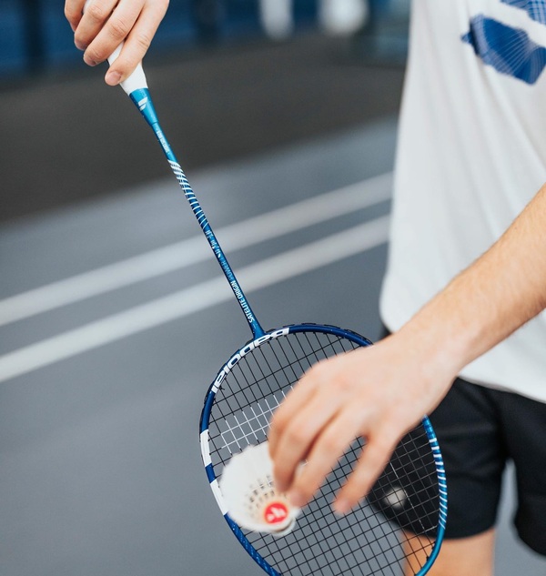 Nên chọn vợt và quả cầu lông chất lượng cao để dễ dàng ghi điểm