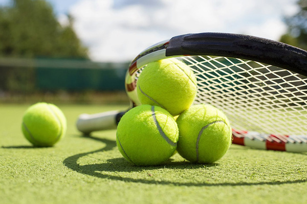 Chọn vợt và bóng tennis phù hợp giúp người chơi đạt hiệu suất tốt khi thi đấu