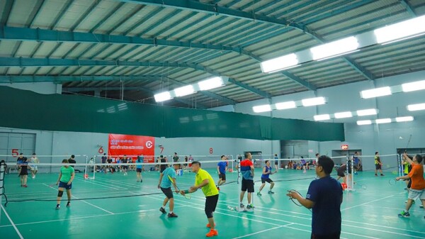 Sân chơi cầu lông Tân Việt luôn thu hút đông đúc người đến luyện tập và thi đấu