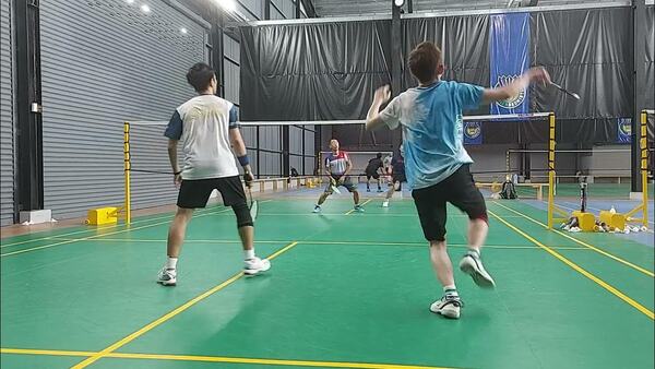 Các tay vợt luyện tập theo hình thức thi đấu đôi tại sân Huệ Thiên