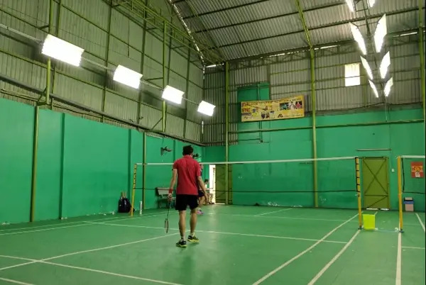 Hệ thống ánh sáng trên sân được lắp đặt đảm bảo đáp ứng đủ nhu cầu cho vợt thủ