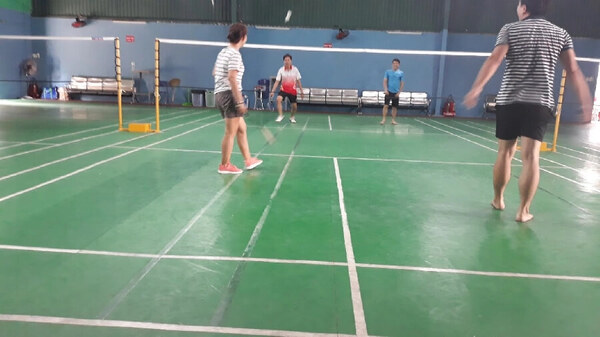 Các vợt thủ luyện tập thi đấu đánh cầu lông đôi