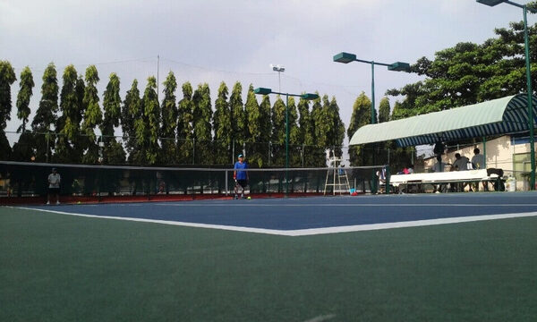 Sân chơi có hàng ghế nghỉ ngơi khu vực bên ngoài cho vợt thủ