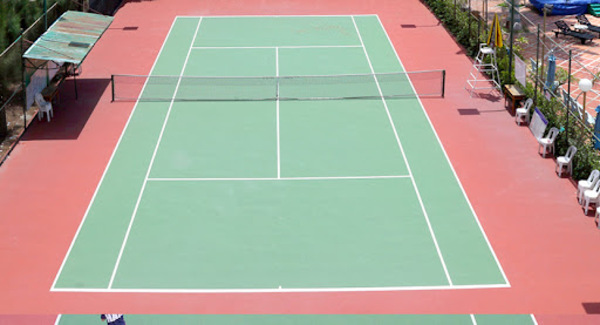 Cột lưới trên sân tennis được đặt đúng theo tiêu chuẩn quy định