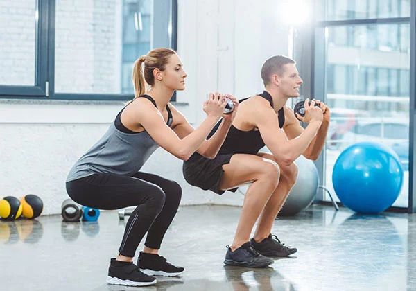 Tập squat giúp cải thiện các nhóm cơ tạo di chuyển linh hoạt khi chơi cầu lông
