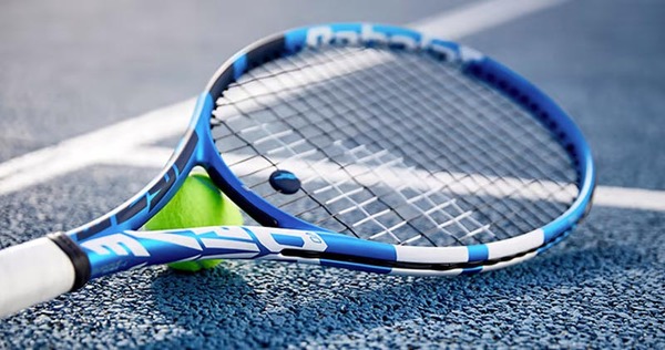 Có thể lựa chọn những cây vợt tennis cũ để tiết kiệm chi phí