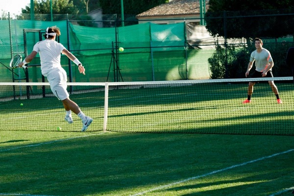 Sân tennis được làm từ mặt cỏ nhân tạo
