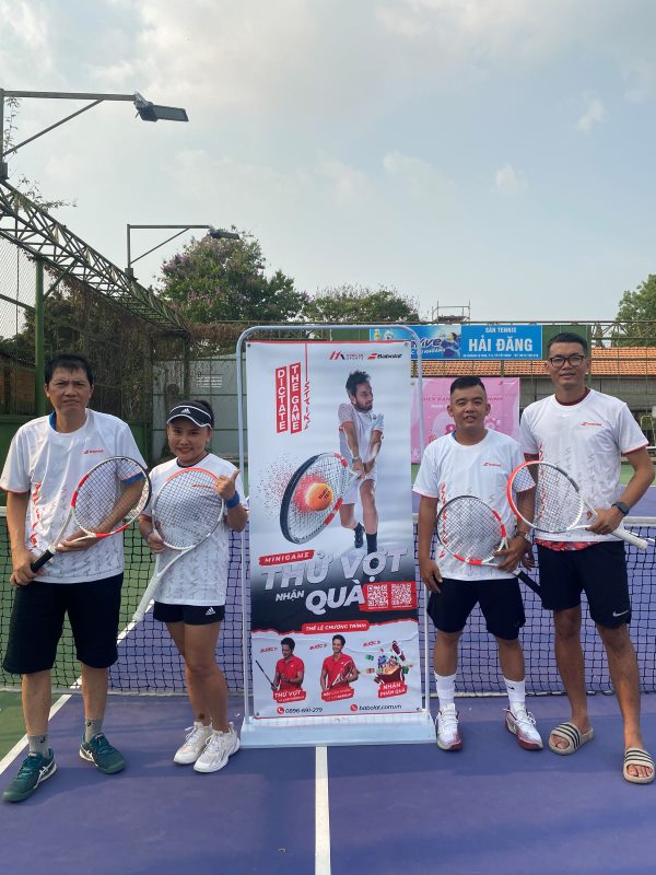 Các vận động viên tham gia mini thử vợt của nhà tài trợ