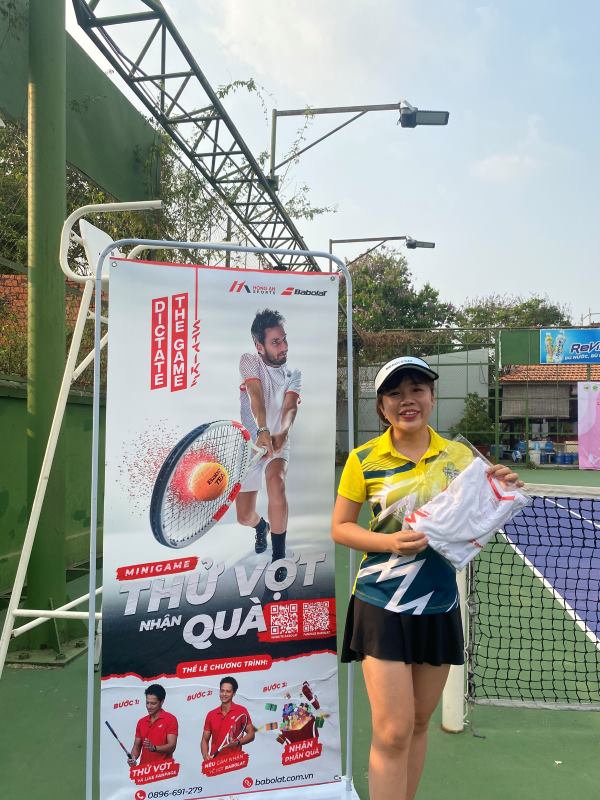 Bông hồng của giải đấu cũng tham gia thử vợt của Babolat Việt Nam