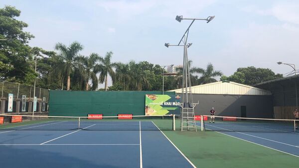 Sân tennis Xuân Đỉnh bao gồm 2 sân mặt cứng với chất lượng cao