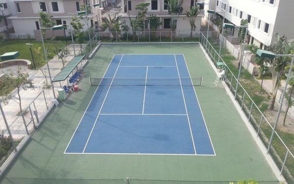 Sân quần vợt Yên Hòa có không gian rộng rãi, thoáng mát