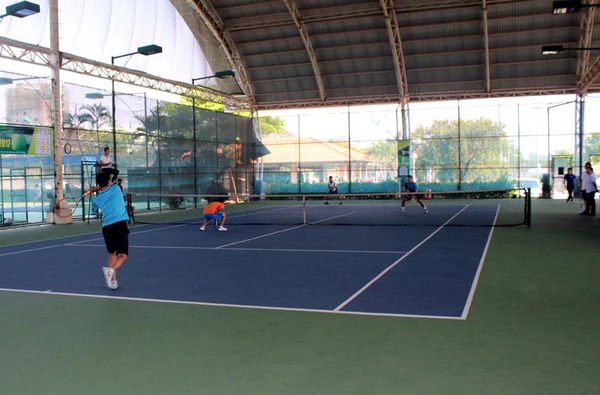 Sân tennis có mái che ở Hà Nội được nhiều vợt thủ ưa chuộng