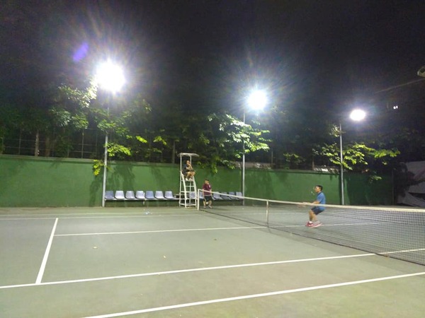 Sân tennis Hà Nội tại khuôn viên Trường Đại Học Ngân hàng