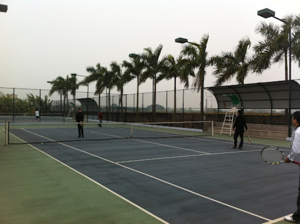 Sân tennis Không Quân Hà Nội có nhiều cây xanh nên rất thoáng mát