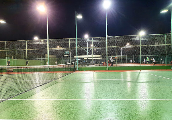 Hệ thống đèn chiếu sáng trên sân đáp ứng tốt nhu cầu chơi tennis vào ban đêm