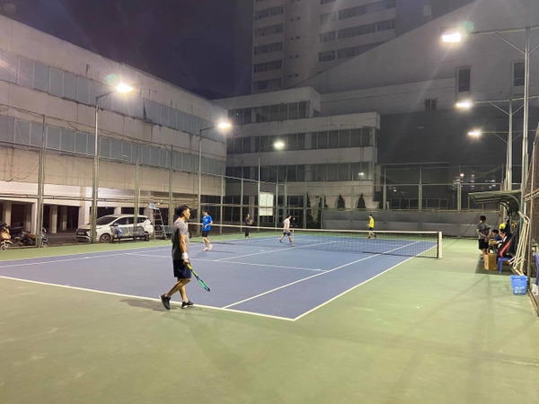 Sân tennis Sở Y tế Hà Nội được lắp đặt hệ thống đèn chiếu sáng đạt chuẩn