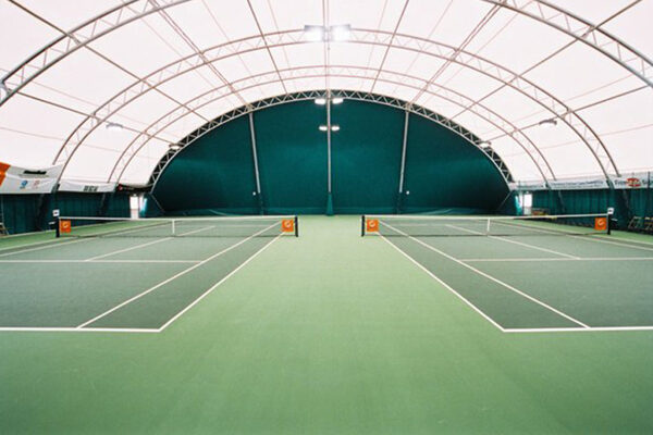 Sân tennis Hà Nội Thịnh Hào được trang bị mái che giúp vợt thủ yên tâm khi chơi