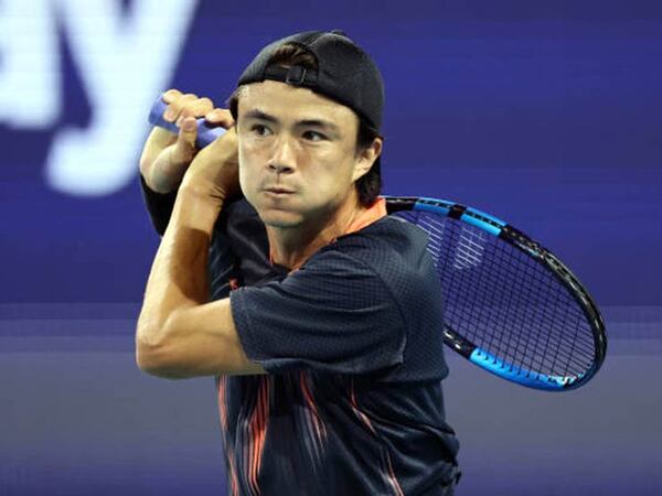 Vợt thủ Taro Daniel và cây vợt tennis Babolat yêu thích của anh ấy